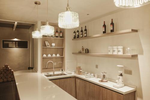 O bucătărie sau chicinetă la 栖悦风禾 QiYue FengHe Villa Resort