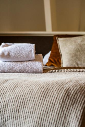 Letto o letti in una camera di Hotel Eethuys de Wormshoef
