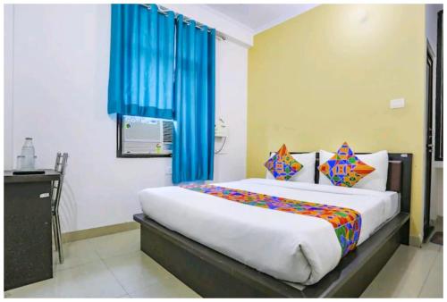 Postel nebo postele na pokoji v ubytování HOTEL !Kashi Heaven BHU! Best Location Near Shree Kashi Vishwanath Temple - Providing Fully Air Conditioned Rooms