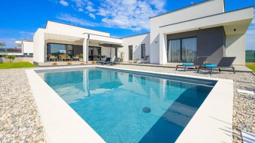 Lakeside Luxury Retreat in the Heart of Tushemisht