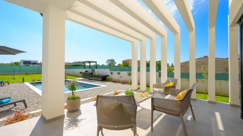 Πισίνα στο ή κοντά στο Lakeside Luxury Retreat in the Heart of Tushemisht