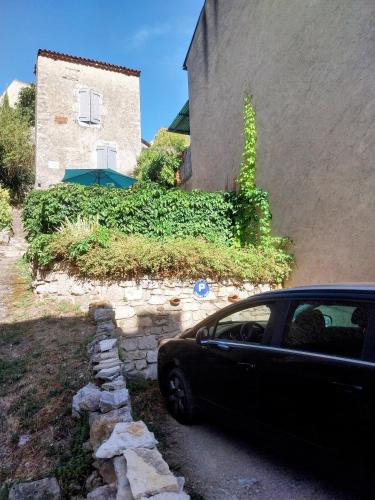 Το κτήριο όπου στεγάζεται  η παραθεριστική κατοικία
