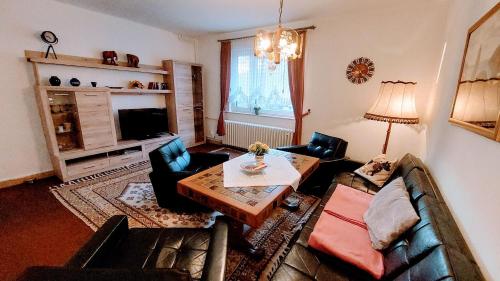 バート・ラウターベルクにあるFerienwohnung Weberのソファとテーブルのあるリビングルーム