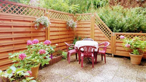 バート・ラウターベルクにあるFerienwohnung Weberの木製の柵(テーブル、椅子、花付)