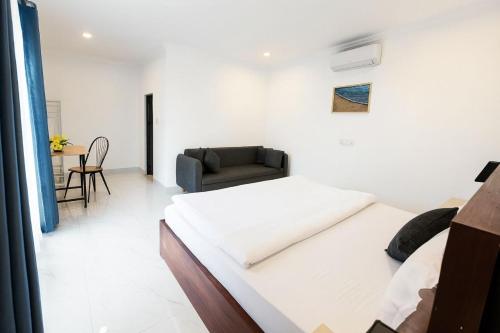 Ένα ή περισσότερα κρεβάτια σε δωμάτιο στο The Step Hotel kampot