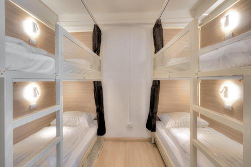 Ένα ή περισσότερα κρεβάτια σε δωμάτιο στο The Ostel Hostel Bangkok