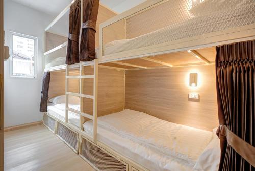 Ένα ή περισσότερα κρεβάτια σε δωμάτιο στο The Ostel Hostel Bangkok