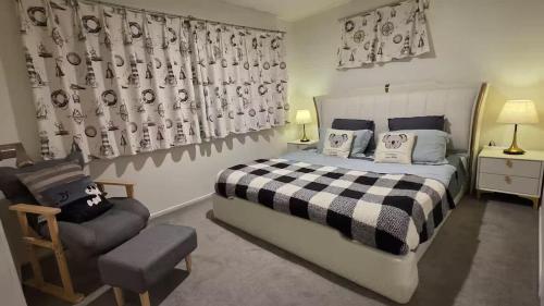 En eller flere senge i et værelse på Northshore Central Cosy & Comfortable 3BR Home