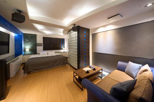 Letto o letti in una camera di ホテル フェスタ 葉山