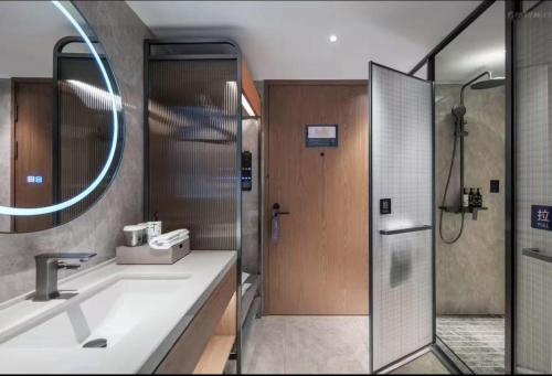 UrCove By Hyatt Shantou Xinyicheng Huanghe Roadにあるバスルーム