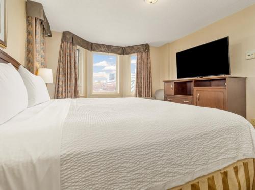 Televisyen dan/atau pusat hiburan di Holiday Inn Conference Centre Edmonton South by IHG