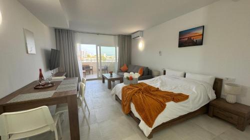 ein Hotelzimmer mit einem Bett und einem Schreibtisch und einem Schreibtisch in der Unterkunft BENALBEACH Vista al Mar in Benalmádena
