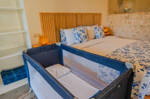 a bedroom with a bed with blue and white sheets at Villa La Rose Bleue - Résidence Hôtelière avec Piscine - Essaouira in Essaouira