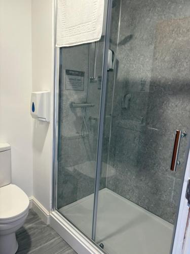 una doccia in vetro in un bagno con WC di Hullywood rooms with shared kitchen facilities a Hull