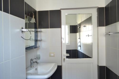 a bathroom with a sink and a mirror at Nuovo Sun Golem in Golem