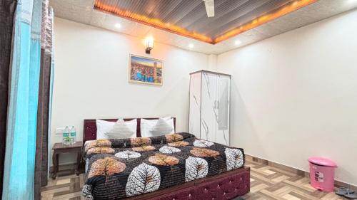 Ένα ή περισσότερα κρεβάτια σε δωμάτιο στο Kasauli Evergreen Homestay by Splendid Hotels