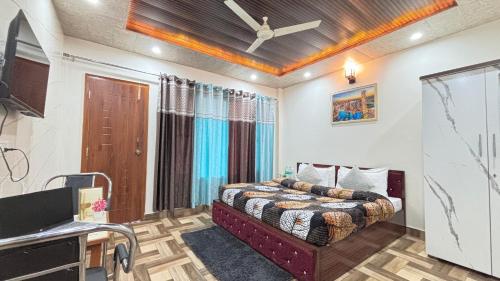 Ένα ή περισσότερα κρεβάτια σε δωμάτιο στο Kasauli Evergreen Homestay by Splendid Hotels
