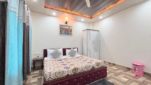 Ένα ή περισσότερα κρεβάτια σε δωμάτιο στο Kasauli Evergreen Homestay by Splendid Hotels