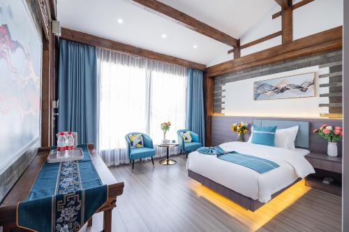 Una cama o camas en una habitación de Frida's Inn 晴雪阁美宿客栈