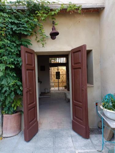 una entrada a un edificio con una puerta abierta en da Roy, en Pancole