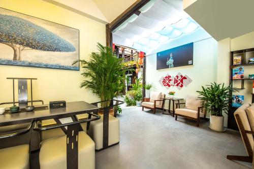 Un lugar para sentarse en Frida's Inn 晴雪阁美宿客栈