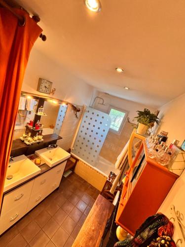 Kuchyň nebo kuchyňský kout v ubytování Chambres 24 h du Mans , GP , Le Mans Classic , motos , camions