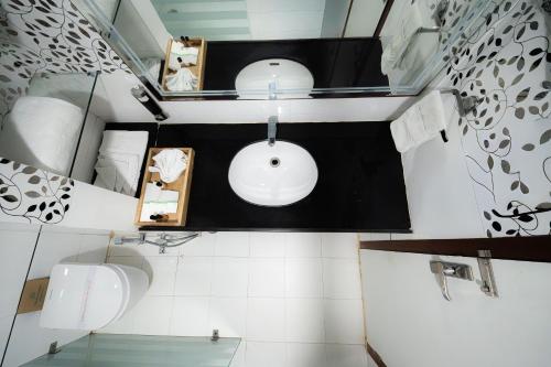 Un baño de The Sky Imperial- Hotel Gopal Darshan