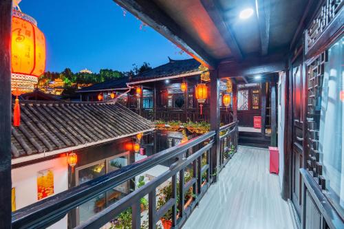 Un balcón o terraza en Frida's Inn 晴雪阁美宿客栈