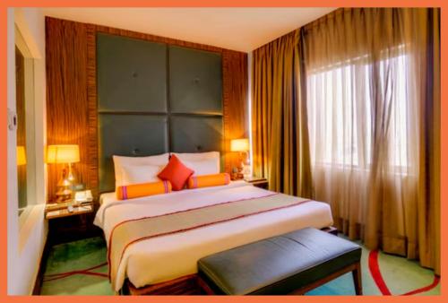 Postel nebo postele na pokoji v ubytování HOTEL - THE COMFORT ELITE - M & T - IN - PREMIUM - Near The Holy Kashi Vishwanath Temple !! Free Wi-Fi & Parking Facilities - Fully Air Conditioned And Spacious Room In Prime Location In Varanasi