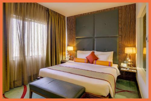 Postel nebo postele na pokoji v ubytování HOTEL - THE COMFORT ELITE - M & T - IN - PREMIUM - Near The Holy Kashi Vishwanath Temple !! Free Wi-Fi & Parking Facilities - Fully Air Conditioned And Spacious Room In Prime Location In Varanasi