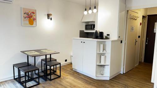 サン・ラファエルにあるÀ 100 m de la plage, balcon plein sudの小さなキッチン(テーブル、スツール付)