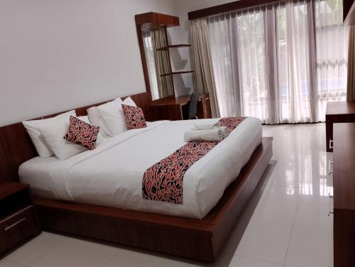 レギャンにあるBali mansion kutaの部屋の中に大きなベッドがある寝室