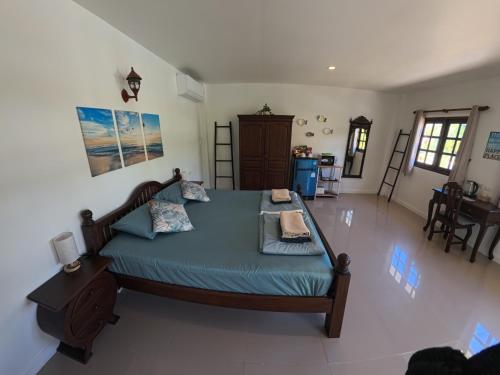 Ruang duduk di Villa Colina Khao Lak Rooms and Bungalows - Adults Only