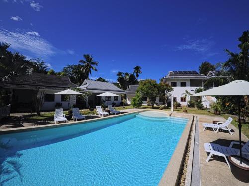 Kolam renang di atau dekat dengan Villa Colina Khao Lak Rooms and Bungalows - Adults Only