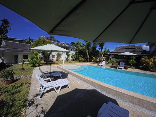 Kolam renang di atau dekat dengan Villa Colina Khao Lak Rooms and Bungalows - Adults Only