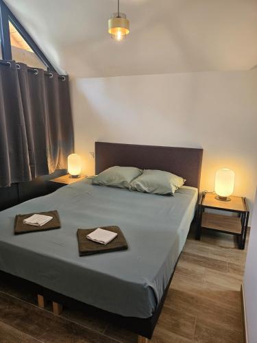 Le duplex في ليز أنغلز: غرفة نوم بها سرير عليه منشفتان