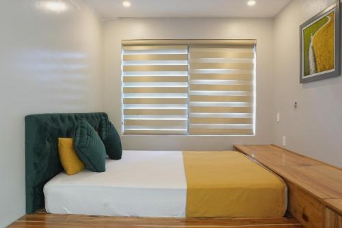 Ένα ή περισσότερα κρεβάτια σε δωμάτιο στο Catba Backpackers Hostel & Pool Bar