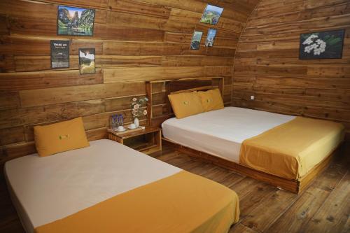 Ένα ή περισσότερα κρεβάτια σε δωμάτιο στο Catba Backpackers Hostel & Pool Bar