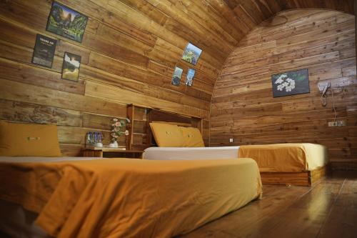 Ένα ή περισσότερα κρεβάτια σε δωμάτιο στο Catba Backpackers Hostel & Pool Bar