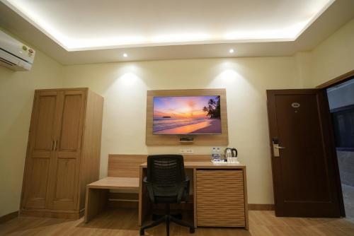 an office with a desk and a chair in a room at Kalinga Hotel in Jodhpur