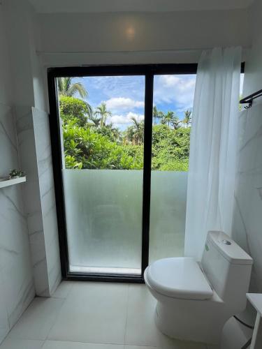 CaviteにあるTiny Uphill Cabinのバスルーム(トイレ付)、大きな窓が備わります。