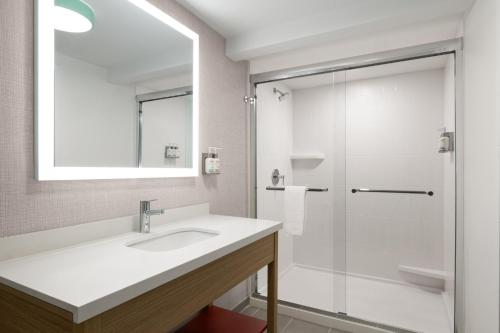 Ένα μπάνιο στο Garner Hotel Augusta West by IHG