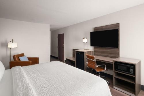 Μια τηλεόραση ή/και κέντρο ψυχαγωγίας στο Garner Hotel Augusta West by IHG
