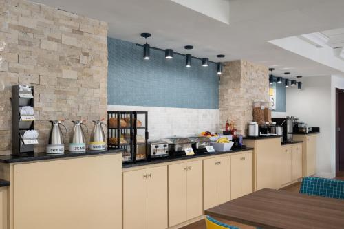 Η κουζίνα ή μικρή κουζίνα στο Garner Hotel Augusta West by IHG