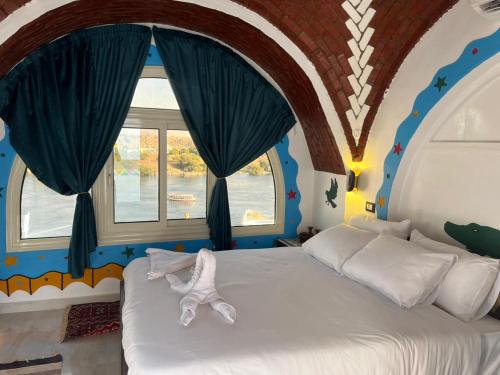 アスワンにあるCasa Nile View rooms - Nubian Houseのワニのベッドがある寝室
