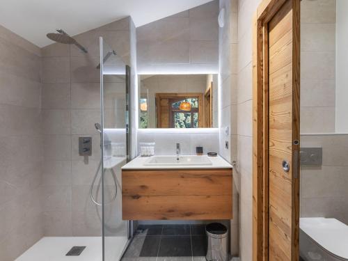 ein Badezimmer mit Waschbecken und Dusche in der Unterkunft Bel appartement moderne, proche des pistes, à Méribel - FR-1-565-98 in Les Allues