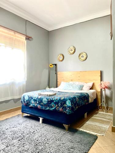 a bedroom with a bed with a blue comforter at Cozy & comfy in Kira