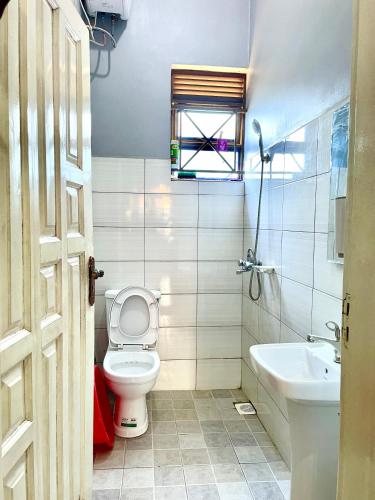 a bathroom with a toilet and a sink at Cozy & comfy in Kira