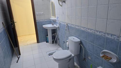a bathroom with a toilet and a sink at درة الصالحين للشقق المخدومة in Makkah