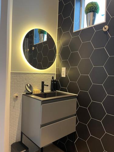 ein Badezimmer mit Waschbecken und Spiegel in der Unterkunft Schie2Be in Schiedam